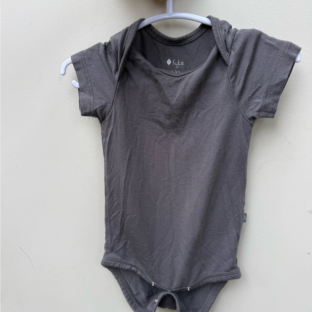 Kyte BABY Charcoal Gray Bodysuit‎